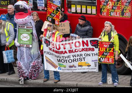 24/04/2024. London, Großbritannien. Demonstranten nehmen an einer Anti-ULEZ-Demonstration auf dem Trafalgar Square gegen die ULEZ-Anklage und den Londoner Bürgermeister Sadiq Khan Teil. Die Londoner Bürgermeisterwahlen finden am 2. Mai statt und Meinungsumfragen deuten darauf hin, dass Sadiq Khan gewinnen wird. Foto: Ray Tang Stockfoto