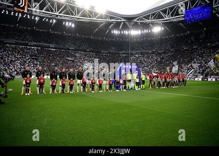 Torino, Italien. April 2024. Am Samstag, den 27. April 2024, stehen die Teams während des Fußballspiels der Serie A zwischen Juventus und Mailand im Allianz-Stadion in Turin, Nordwesten Italiens, an. Sport - Fußball . (Foto: Marco Alpozzi/Lapresse) Credit: LaPresse/Alamy Live News Stockfoto