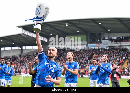 Wrexham, Großbritannien. April 2024. Paddy Madden aus Stockport County hebt eine aufblasbare Fantrophäe während des Sky Bet League 2 Spiels Wrexham vs Stockport County in Stok CAE Ras, Wrexham, Großbritannien, 27. April 2024 (Foto: Cody Froggatt/News Images) in Wrexham, Großbritannien am 27. April 2024. (Foto: Cody Froggatt/News Images/SIPA USA) Credit: SIPA USA/Alamy Live News Stockfoto