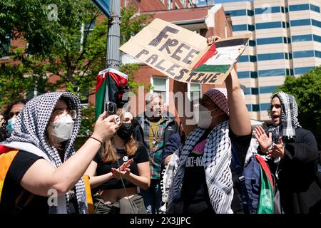 Washington, USA. April 2024. Menschen nehmen an einer pro-palästinensischen Demonstration an der George Washington University in Washington, DC, USA, am 26. April 2024 Teil. Quelle: Liu Jie/Xinhua/Alamy Live News Stockfoto