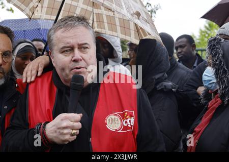 Paris, Frankreich. April 2024. Rallye „Anerkennung und Gerechtigkeit für Amara Dioumassy, ihre Familie und all die unsichtbaren Todesfälle am Arbeitsplatz“ am Samstag, 27. April 2024, auf dem Square Albert Tournaire in Paris, Frankreich. Amara Dioumassy, Bewohnerin von Aubervilliers und Bauarbeiterin, starb am 16. Juni 2023 auf einer Baustelle, die die seine für die Olympischen Spiele 2024 saubermachen sollte. Stockfoto