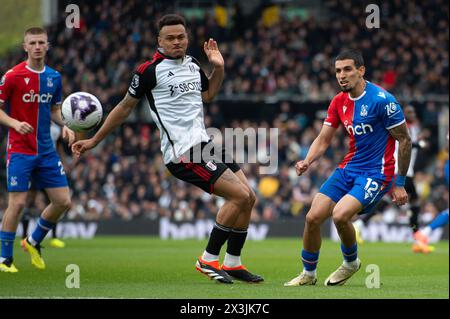 Craven Cottage, Fulham, London, Großbritannien. April 2024. Premier League Football, Fulham gegen Crystal Palace; Daniel Munoz aus Crystal Palace übergibt den Ball unter Druck von Rodrigo Muniz aus Fulham Credit: Action Plus Sports/Alamy Live News Stockfoto