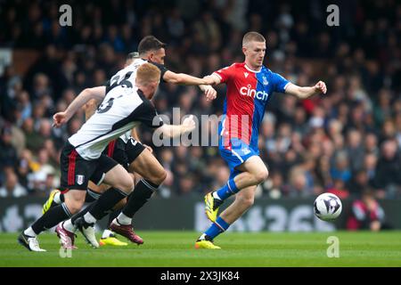 Craven Cottage, Fulham, London, Großbritannien. April 2024. Premier League Football, Fulham gegen Crystal Palace; Adam Wharton von Crystal Palace gegen Joao Palhinha von Fulham Credit: Action Plus Sports/Alamy Live News Stockfoto