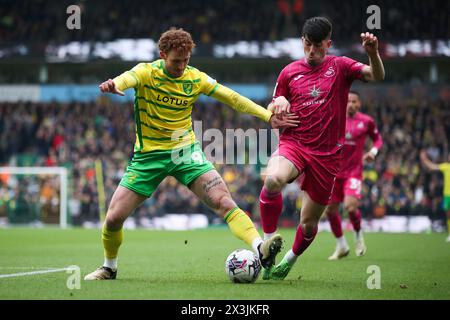 Norwich City's Josh Sargent kämpft um den Ball gegen Swansea City's Josh Key während des Sky Bet Championship Matches in Carrow Road, Norwich. Bilddatum: Samstag, 27. April 2024. Stockfoto