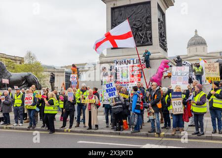 London, Großbritannien. APRIL 2024. Anti-ULEZ-Demonstranten (Ultra Low Emissions Zone) treffen sich auf dem Trafalgar Square, die Gruppe unterstützte die Bürgermeisterkandidatin Susan Hall (Konservative) über den derzeitigen Bürgermeister von London Sadiq Khan (Labour). Credit Milo Chandler/Alamy Live News Stockfoto