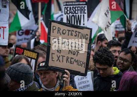 London, Großbritannien. April 2024. Ein massenhafter Pro-Palästina-Protest, der zu einer Waffenruhe aufruft und Israel nicht mehr bewaffnet, marschiert durch Waterloo Place. Ausgehend vom Parlamentsplatz in Richtung Hyde Park reagieren die Demonstranten zu Tausenden weiterhin auf den israelischen Angriff im Gazastreifen. Guy Corbishley/Alamy Live News Stockfoto