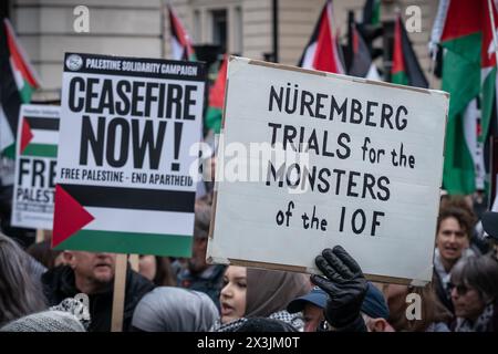 London, Großbritannien. April 2024. Ein massenhafter Pro-Palästina-Protest, der zu einer Waffenruhe aufruft und Israel nicht mehr bewaffnet, marschiert durch Waterloo Place. Ausgehend vom Parlamentsplatz in Richtung Hyde Park reagieren die Demonstranten zu Tausenden weiterhin auf den israelischen Angriff im Gazastreifen. Guy Corbishley/Alamy Live News Stockfoto