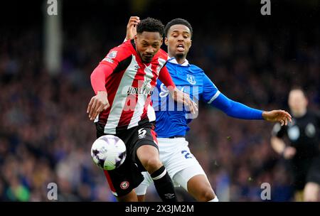 Brentfords Ethan Pinnock (links) und Evertons Youssef Chermiti kämpfen um den Ball während des Premier League-Spiels im Goodison Park, Liverpool. Bilddatum: Samstag, 27. April 2024. Stockfoto