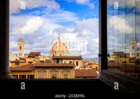 Wunderschöner Blick auf Florenz mit dem Santa Maria del Fiore Dome und dem Turm, der durch ein offenes Fenster gesehen wird. Foto am 21. Oktober 2023 in Florenz, Tusca Stockfoto
