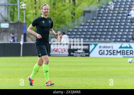 Maasmechelen, Belgien. April 2024. Aufwärmrichter Wim Smet vor einem Fußballspiel zwischen Patro Eisden Maasmechelen und KMSK Deinze in den Halbfinalen der Aufstiegsspiele - erstes Leg in der Challenger Pro League 2023-2024, am Samstag, den 27. April 2024 in Maasmechelen, Belgien. Quelle: Sportpix/Alamy Live News Stockfoto