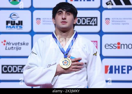 Zagreb, Kroatien. April 2024. Goldmedaille Eljan Hajiyev von Aserbaidschan posiert mit seiner Medaille bei der Judo-Europameisterschaft 2024 der Männer-90 kg-Medaille in der Arena Zagreb am 27. April 2024 in Zagreb, Kroatien. Foto: Sanjin Strukic/PIXSELL Credit: Pixsell/Alamy Live News Stockfoto