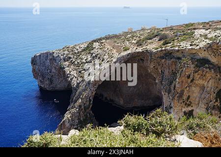 Blaue Grotte vom Babu-Tal aus im europäischen Dorf Qrendi in Wied iz-Zurrieq in Malta, klarer blauer Himmel an 2022 warmen sonnigen Frühlingstag im Mai. Stockfoto