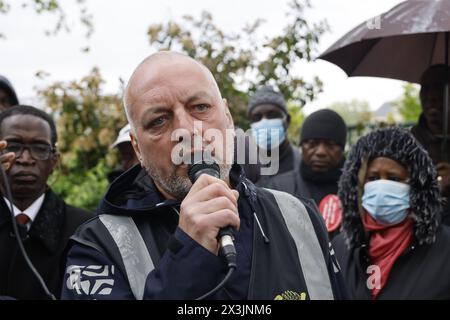 Paris, Frankreich. April 2024. Rallye „Anerkennung und Gerechtigkeit für Amara Dioumassy, ihre Familie und all die unsichtbaren Todesfälle am Arbeitsplatz“ am Samstag, 27. April 2024, auf dem Square Albert Tournaire in Paris, Frankreich. Amara Dioumassy, Bewohnerin von Aubervilliers und Bauarbeiterin, starb am 16. Juni 2023 auf einer Baustelle, die die seine für die Olympischen Spiele 2024 saubermachen sollte. Stockfoto