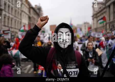 London, London, Großbritannien. April 2024. Tausende Demonstranten versammelten sich am Samstag in Zentral-London, um ihre Forderungen nach einem sofortigen Waffenstillstand in Gaza aufrecht zu erhalten, da der Krieg mit Israel sich dem siebten Monat nähert. Die Demonstranten skandierten „freies Palästina“ und „Waffenstillstand jetzt“, während sie vom Parlamentsplatz zum Hyde Park marschierten. (Kreditbild: © MD Akbar Ali/ZUMA Press Wire) NUR REDAKTIONELLE VERWENDUNG! Nicht für kommerzielle ZWECKE! Quelle: ZUMA Press, Inc./Alamy Live News Stockfoto