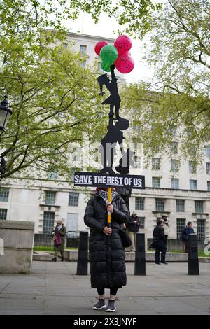 London, London, Großbritannien. April 2024. Tausende Demonstranten versammelten sich am Samstag in Zentral-London, um ihre Forderungen nach einem sofortigen Waffenstillstand in Gaza aufrecht zu erhalten, da der Krieg mit Israel sich dem siebten Monat nähert. Die Demonstranten skandierten „freies Palästina“ und „Waffenstillstand jetzt“, während sie vom Parlamentsplatz zum Hyde Park marschierten. (Kreditbild: © MD Akbar Ali/ZUMA Press Wire) NUR REDAKTIONELLE VERWENDUNG! Nicht für kommerzielle ZWECKE! Quelle: ZUMA Press, Inc./Alamy Live News Stockfoto