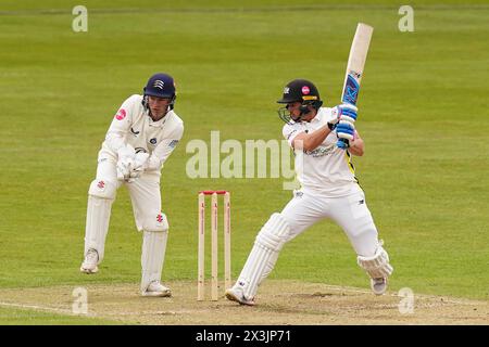 Bristol, Großbritannien, 27. April 2024. Graeme van Buuren aus Gloucestershire, der als Jack Davies von Middlesex während des Spiels der Vitality County Championship Division 2 zwischen Gloucestershire und Middlesex zusieht. Quelle: Robbie Stephenson/Gloucestershire Cricket/Alamy Live News Stockfoto