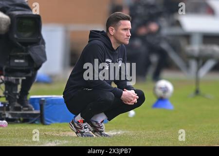 Colchester Essex, Großbritannien. April 2024. Während des Spiels von Colchester United gegen die Crew Alexandra, Sky Bet League Two im JobServe Community Stadium Colchester Essex UK. Dieses Bild ist NUR für REDAKTIONELLE ZWECKE bestimmt. Für jede andere Verwendung ist eine Lizenz von Football DataCo erforderlich. Quelle: MARTIN DALTON/Alamy Live News Stockfoto