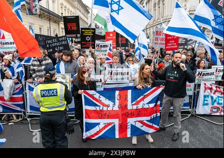 London, Großbritannien. 27. April 2024. Pro-israelische Unterstützer von genug ist genug, um dem vorbeiziehenden Pro-Palästina-Nationalmarsch entgegenzutreten. Anrede: Andrea Domeniconi/Alamy Live News Stockfoto