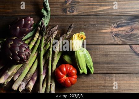 Bio-Gemüse auf Holzbrett. Stockfoto