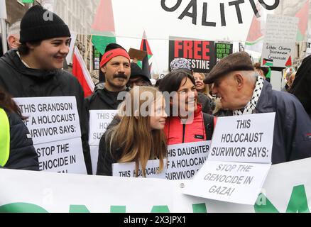 London, Großbritannien, 27. April 2024. Der Nationalmarsch für Palästina zog etwa 100 000 Menschen an, die vom Parlamentsplatz zum Hyde Park marschierten, um einen Waffenstillstand in Gaza zu fordern und die Bewaffnung Israels zu beenden. An der Spitze des marsches waren Sanitäter und auch Michelle O’Neil, erste Ministerin von Nordirland, und Stephen Kapos, ein Holocaust-Überlebender und seine Familie. Kredit : Monica Wells/Alamy Live News Stockfoto