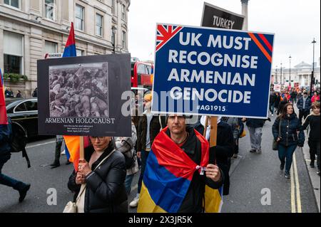 London, Großbritannien. 27. April 2024. Armenier marschieren am Trafalgar-Platz zum „Tag des Völkermords an den Armeniern“. Die Demonstranten fordern, dass die britische Regierung den Völkermord an den Armeniern anerkennt. Anrede: Andrea Domeniconi/Alamy Live News Stockfoto