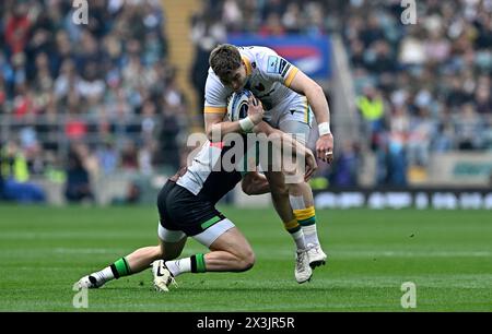 Twickenham. Vereinigtes Königreich. 27. April 2024. Premierminister Rugby. Harlequins V Northampton Saints. Twickenham Stadium. Twickenham. Tommy Freeman (Northampton) wird von Luke Northmore (Harlequins) während des Rugby-Spiels Harlequins V Northampton Saints Gallagher Premiership besiegt. Der große Sommerauftakt. Stockfoto