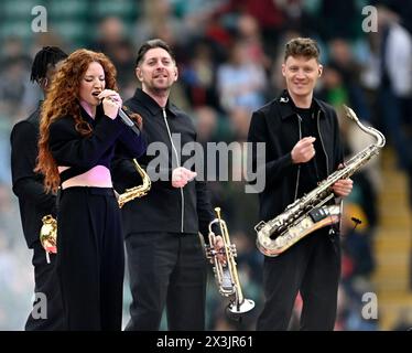 Twickenham, Vereinigtes Königreich. April 2024. Premierminister Rugby. Harlequins V Northampton Saints. Twickenham Stadium. Twickenham. Jess Glynne tritt vor dem Rugbyspiel Harlequins V Northampton Saints Gallagher Premiership auf. Der große Sommerauftakt. Quelle: Sport In Pictures/Alamy Live News Stockfoto