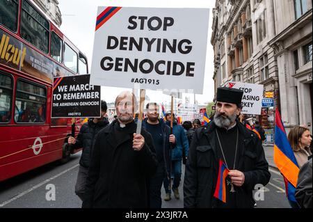 London, Großbritannien. 27. April 2024. Armenier marschieren am Trafalgar-Platz zum „Tag des Völkermords an den Armeniern“. Die Demonstranten fordern, dass die britische Regierung den Völkermord an den Armeniern anerkennt. Anrede: Andrea Domeniconi/Alamy Live News Stockfoto