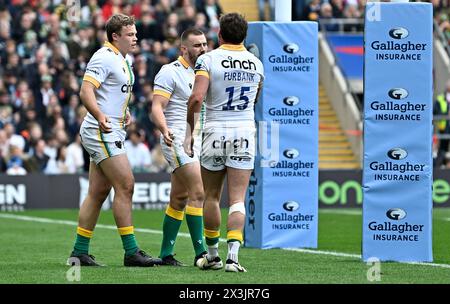 Twickenham, Vereinigtes Königreich. April 2024. Premierminister Rugby. Harlequins V Northampton Saints. Twickenham Stadium. Twickenham. VERSUCHEN SIE ES. Torschütze Ollie Sleightholme (Northampton) wird von George Furbank (Northampton) und Tom Litchfield (Northampton) während des Rugby-Spiels Harlequins V Northampton Saints Gallagher Premiership gratuliert. Der große Sommerauftakt. Quelle: Sport In Pictures/Alamy Live News Stockfoto