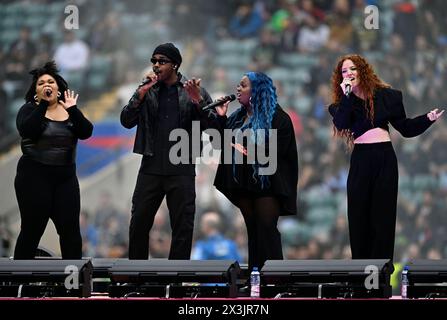 Twickenham, Vereinigtes Königreich. April 2024. Premierminister Rugby. Harlequins V Northampton Saints. Twickenham Stadium. Twickenham. Jess Glynne tritt vor dem Rugbyspiel Harlequins V Northampton Saints Gallagher Premiership auf. Der große Sommerauftakt. Quelle: Sport In Pictures/Alamy Live News Stockfoto