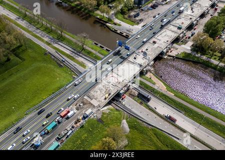 Purmerend, 26. April 2024 - Straßenarbeiten an der A7 bei Purmerend an der Brücke über den NoordHollans-Kanal. Die Brückenstützen können den schweren Verkehr nicht mehr bewältigen und müssen eingestellt werden. Die Arbeiten werden von April bis September 2024 dauern, während dessen in diesem Gebiet mit vielen Staus und Verkehrsstörungen zu rechnen ist. Drohnenaufnahme der Situation. Foto: ANP / Hollandse Hoogte / Keesnan Dogger netherlands Out - belgium Out Stockfoto