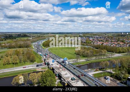 Purmerend, 26. April 2024 - Straßenarbeiten an der A7 bei Purmerend an der Brücke über den NoordHollans-Kanal. Die Brückenstützen können den schweren Verkehr nicht mehr bewältigen und müssen eingestellt werden. Die Arbeiten werden von April bis September 2024 dauern, während dessen in diesem Gebiet mit vielen Staus und Verkehrsstörungen zu rechnen ist. Drohnenaufnahme der Situation. Foto: ANP / Hollandse Hoogte / Keesnan Dogger netherlands Out - belgium Out Stockfoto