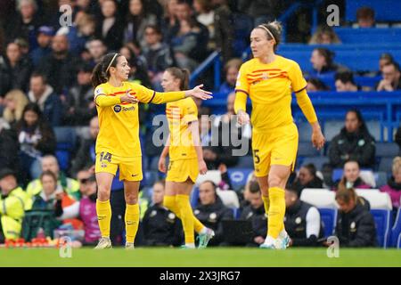 Barcelonas Aitana Bonmati (links) feiert, nachdem sie im Halbfinale der UEFA Women's Champions League, dem zweiten Legspiel in Stamford Bridge, London, das Eröffnungstor erzielt hat. Bilddatum: Samstag, 27. April 2024. Stockfoto