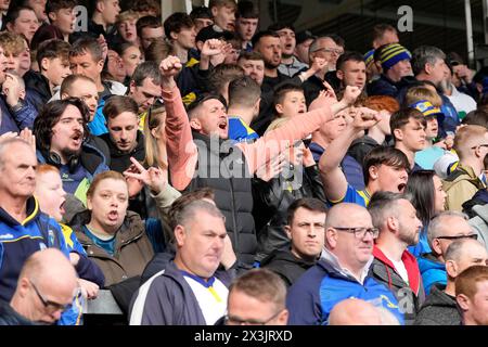 Eccles, Großbritannien. 31. August 2023. Die Fans der Warrington Wolves bejubeln ihre Mannschaft beim Spiel Salford Red Devils gegen Warrington Wolves im Salford Community Stadium, Eccles, Vereinigtes Königreich, 27. April 2024 (Foto: Steve Flynn/News Images) in Eccles, Vereinigtes Königreich am 31. April 2023. (Foto: Steve Flynn/News Images/SIPA USA) Credit: SIPA USA/Alamy Live News Stockfoto