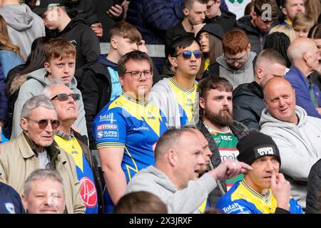 Eccles, Großbritannien. 31. August 2023. Die Fans der Warrington Wolves bejubeln ihre Mannschaft beim Spiel Salford Red Devils gegen Warrington Wolves im Salford Community Stadium, Eccles, Vereinigtes Königreich, 27. April 2024 (Foto: Steve Flynn/News Images) in Eccles, Vereinigtes Königreich am 31. April 2023. (Foto: Steve Flynn/News Images/SIPA USA) Credit: SIPA USA/Alamy Live News Stockfoto