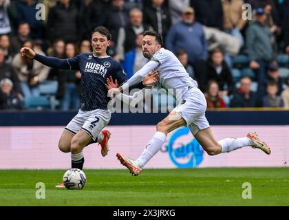 Ryan Hardie aus Plymouth Argyle kämpft um den Ball während des Sky Bet Championship Matches Millwall gegen Plymouth Argyle in den, London, Großbritannien, 27. April 2024 (Foto: Stan Kasala/News Images) Stockfoto