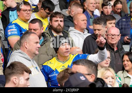 Eccles, Großbritannien. 31. August 2023. Die Fans der Warrington Wolves bejubeln ihre Mannschaft beim Spiel Salford Red Devils gegen Warrington Wolves im Salford Community Stadium, Eccles, Vereinigtes Königreich, 27. April 2024 (Foto: Steve Flynn/News Images) in Eccles, Vereinigtes Königreich am 31. April 2023. (Foto: Steve Flynn/News Images/SIPA USA) Credit: SIPA USA/Alamy Live News Stockfoto