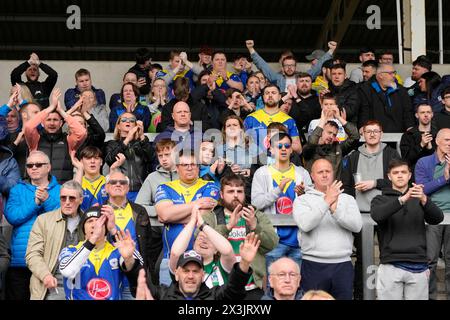 Eccles, Großbritannien. 31. August 2023. Die Fans der Warrington Wolves bejubeln ihre Mannschaft beim Spiel Salford Red Devils gegen Warrington Wolves im Salford Community Stadium, Eccles, Vereinigtes Königreich, 27. April 2024 (Foto: Steve Flynn/News Images) in Eccles, Vereinigtes Königreich am 31. April 2023. (Foto: Steve Flynn/News Images/SIPA USA) Credit: SIPA USA/Alamy Live News Stockfoto