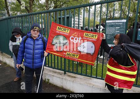 Paris, Frankreich. April 2024. Rallye „Anerkennung und Gerechtigkeit für Amara Dioumassy, ihre Familie und all die unsichtbaren Todesfälle am Arbeitsplatz“ am Samstag, 27. April 2024, auf dem Square Albert Tournaire in Paris, Frankreich. Amara Dioumassy, Bewohnerin von Aubervilliers und Bauarbeiterin, starb am 16. Juni 2023 auf einer Baustelle, die die seine für die Olympischen Spiele 2024 saubermachen sollte. Stockfoto