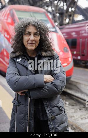 Porträt von Maria Grazia Calandrone am Mailänder Hauptbahnhof, wo ihre Eltern Anfang der 1960er Jahre aus Rom kamen 21/02/2024 ©Isabella de Maddalena/opale.Photo Stockfoto