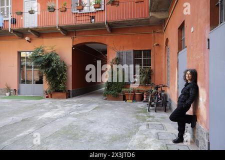 Porträt von Maria Grazia Calandrone im Innenhof der Viale Monza, wo ihre Eltern Anfang der 1960er Jahre in Mailand lebten. 21/02/2024 ©Isabella de Maddalena/opale.Photo Stockfoto