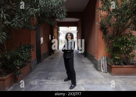 Porträt von Maria Grazia Calandrone im Innenhof der Viale Monza, wo ihre Eltern Anfang der 1960er Jahre in Mailand lebten. 21/02/2024 ©Isabella de Maddalena/opale.Photo Stockfoto