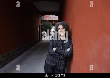 Porträt von Maria Grazia Calandrone im Innenhof der Viale Monza, wo ihre Eltern Anfang der 1960er Jahre in Mailand lebten. 21/02/2024 ©Isabella de Maddalena/opale.Photo Stockfoto