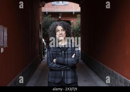 Porträt von Maria Grazia Calandrone im Innenhof der Viale Monza, wo ihre Eltern Anfang der 1960er Jahre in Mailand lebten. 21/02/2024 ©Isabella de Maddalena/opale.Photo Stockfoto