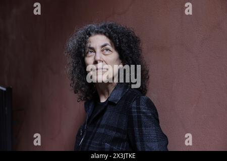 Porträt von Maria Grazia Calandrone im Innenhof der Viale Monza, wo ihre Eltern Anfang der 1960er Jahre in Mailand lebten. 21/02/2024 ©Isabella de Maddalena/opale.Photo Stockfoto