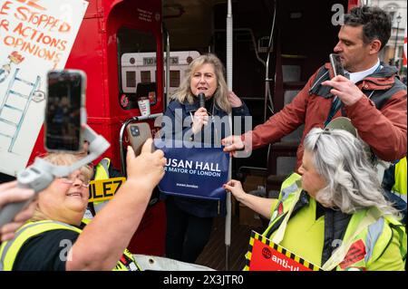 London, Großbritannien. 27. April 2024. Susan Hall, Kandidat für die Bürgermeisterin von London, tritt kurz bei einem Anti-ULEZ-Protest am Trafalgar Square auf. Anrede: Andrea Domeniconi/Alamy Live News Stockfoto