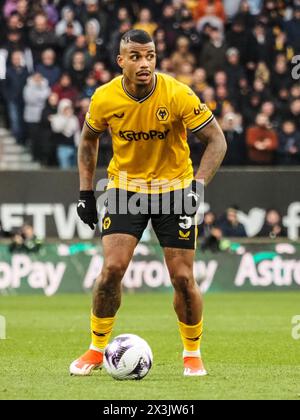 Wolverhampton, Großbritannien. April 2024. Wolverhampton, England, 27. April 2024: Mario Lemina (5 Wölfe) am Ball während des Premier League-Fußballspiels zwischen Wolverhampton Wanderers und Luton Town im Molineux-Stadion in Wolverhampton, England (Natalie Mincher/SPP) Credit: SPP Sport Press Photo. /Alamy Live News Stockfoto