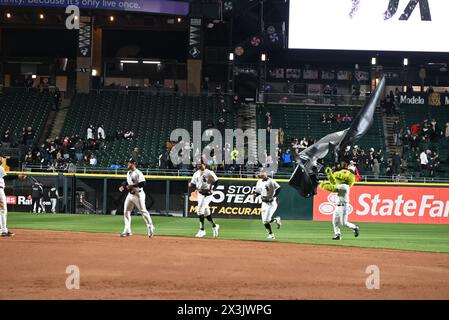 Chicago, Usa. April 2024. Am Ende des Major League Baseballspiels feiert das Chicago White Sox Team den Sieg über die Tampa Bay Rays im garantierten Rate Field. Tampa Bay Rays 4: 9 Chicago White Sox. Quelle: SOPA Images Limited/Alamy Live News Stockfoto