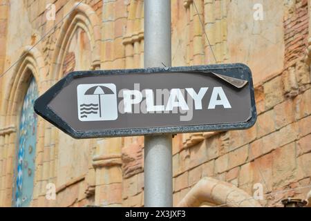 Bild zeigen: Schild mit der Aufschrift Playa , Wegweiser, Zeichen, Strand, 27.04.2024, El Arenal, Feature, Reise, Mallorca *** Bild zeigt Schild mit der Inschrift Playa , Wegweiser, Schild, Strand, 27 04 2024, El Arenal, Feature, Travel, Mallorca xklx Stockfoto