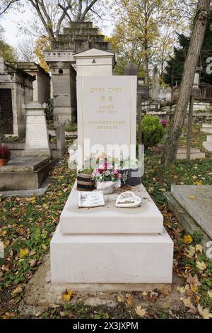 Paris, Frankreich, 11. November 2023. Das Grab des chinesischen Konzeptkünstlers Chen Zhen (1955–2000) in der 28. Abteilung des Friedhofs Pere-Lachaise. ©Isabella de Maddalena/opale.Photo Stockfoto